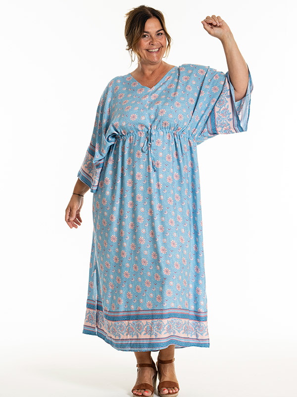 JAMILA - Plus Size Kjole fra Gozzip