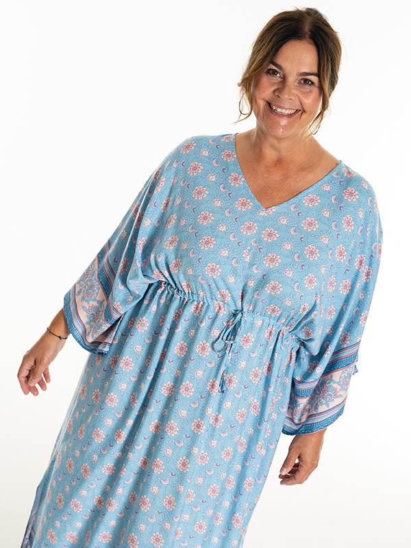 JAMILA - Plus Size Kjole fra Gozzip