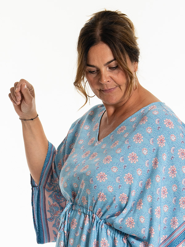 JAMILA - Plus Size Kjole fra Gozzip