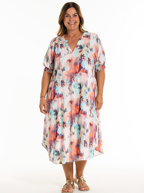 DINNIE - Plus Size Kjole fra Gozzip
