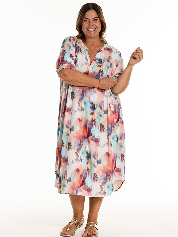 DINNIE - Plus Size Kjole fra Gozzip