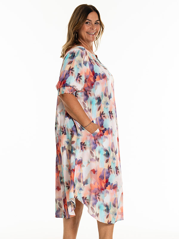 DINNIE - Plus Size Kjole fra Gozzip