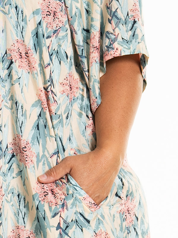 KERSTINE - Plus Size Kjole fra Gozzip