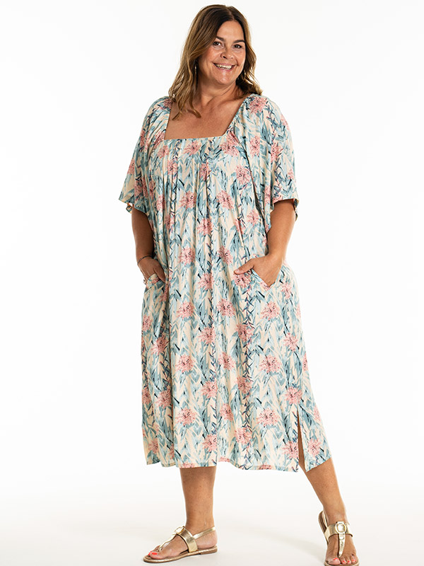 KERSTINE - Plus Size Kjole fra Gozzip
