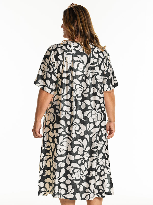 KHANDRA - Plus Size Kjole fra Gozzip