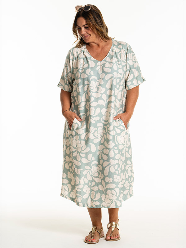 KHANDRA - Plus Size Kjole fra Gozzip