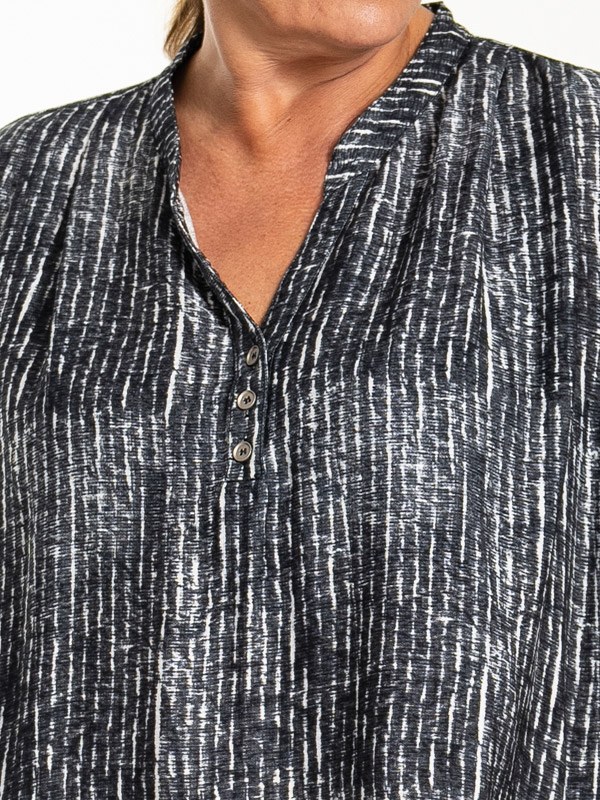 LAILA - Plus Size Kjole fra Gozzip Black
