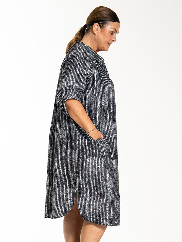 LAILA - Plus Size Kjole fra Gozzip Black
