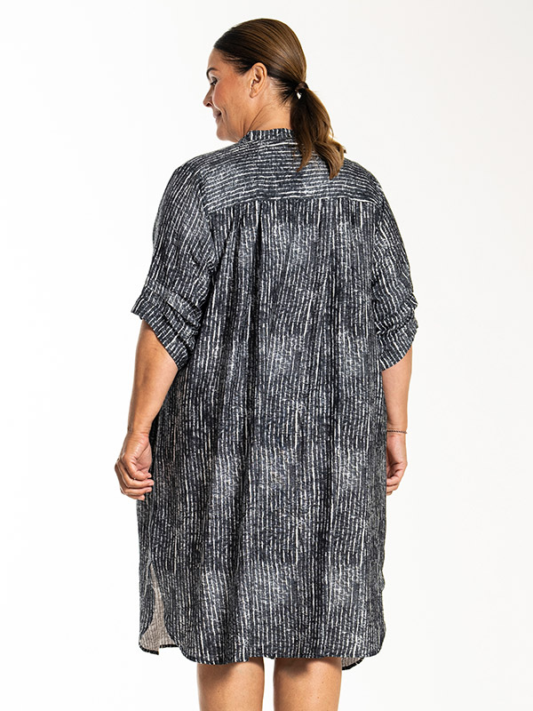 LAILA - Plus Size Kjole fra Gozzip Black