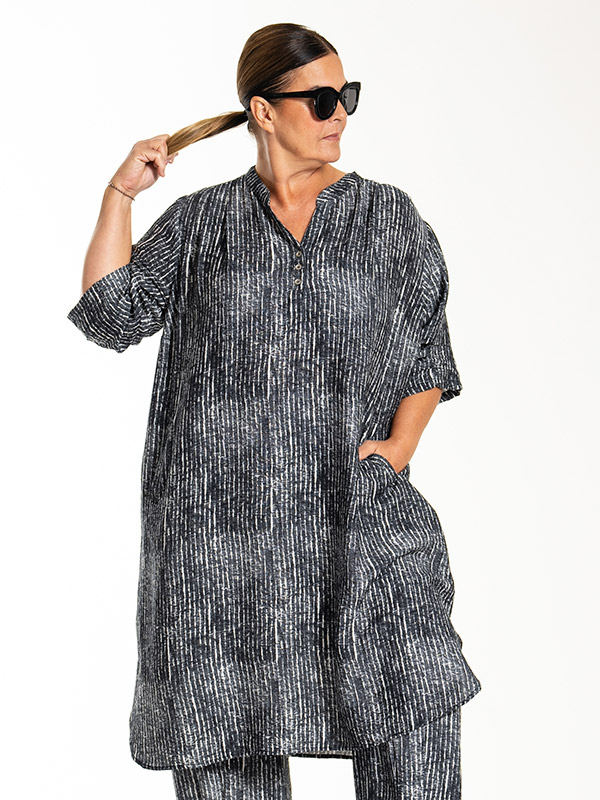 LAILA - Plus Size Kjole fra Gozzip Black