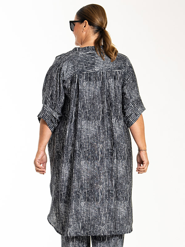 LAILA - Plus Size Kjole fra Gozzip Black