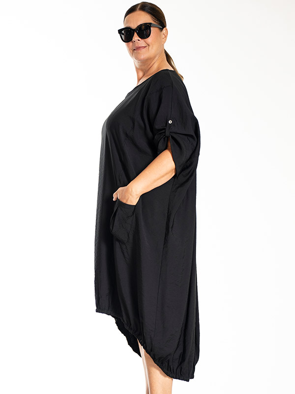 LYNETT - Plus Size Kjole fra Gozzip Black