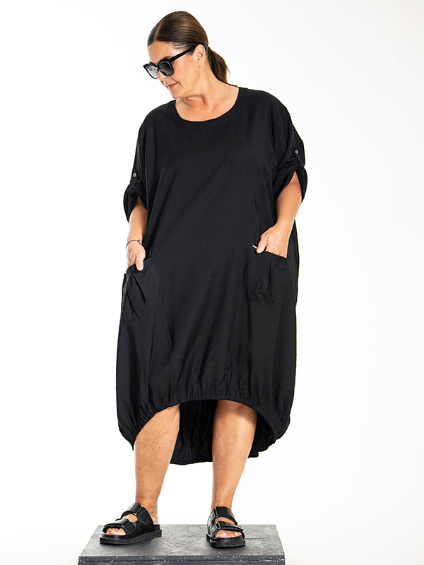 LYNETT - Plus Size Kjole fra Gozzip Black