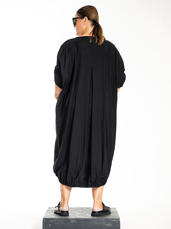 LYNETT - Plus Size Kjole fra Gozzip Black