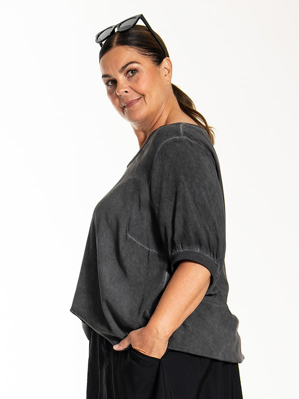 LENA - Plus Size Bluse fra Gozzip Black