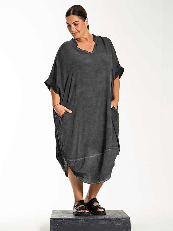 LOLO - Plus Size Kjole fra Gozzip Black