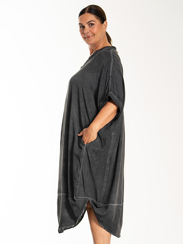 LOLO - Plus Size Kjole fra Gozzip Black