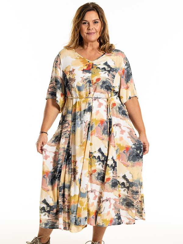 MAJA - Plus Size Kjole fra Gozzip