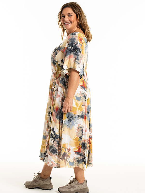 MAJA - Plus Size Kjole fra Gozzip
