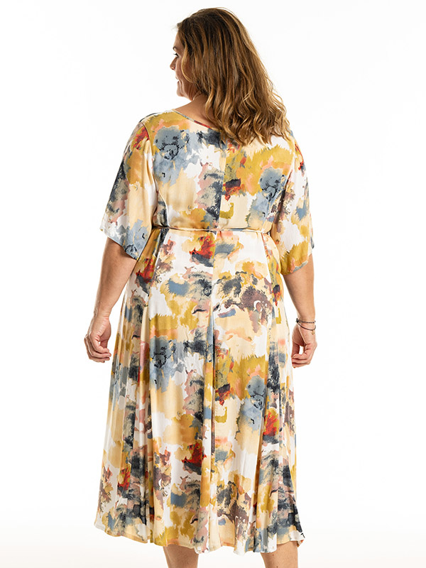 MAJA - Plus Size Kjole fra Gozzip