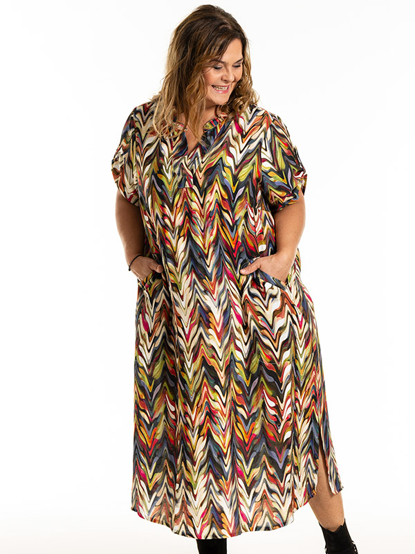 DONNA - Plus Size Kjole fra Gozzip
