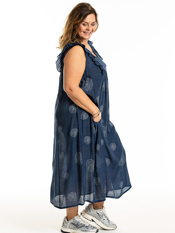 MAIKEN - Plus Size Kjole fra Gozzip