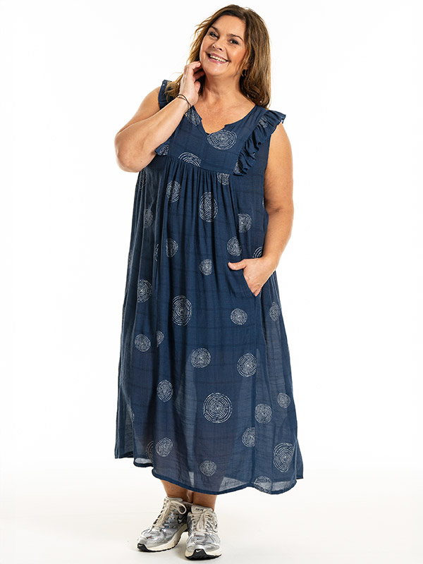 MAIKEN - Plus Size Kjole fra Gozzip