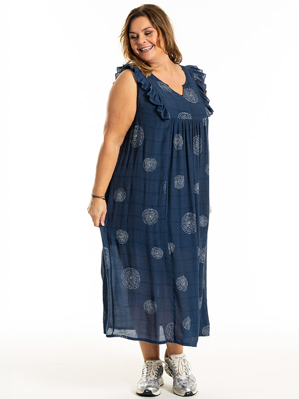 MAIKEN - Plus Size Kjole fra Gozzip
