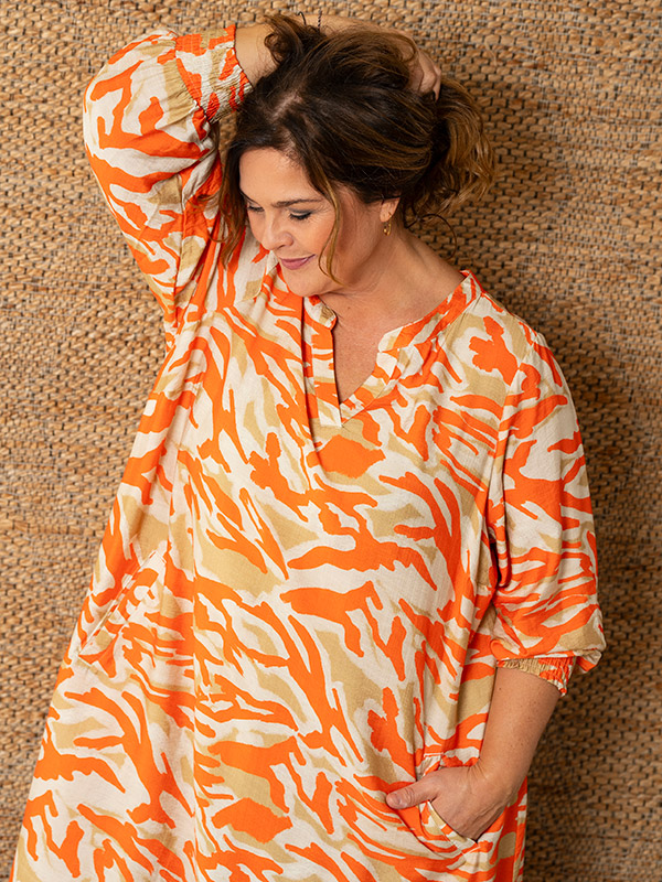VALDIS - Plus Size Kjole fra Gozzip