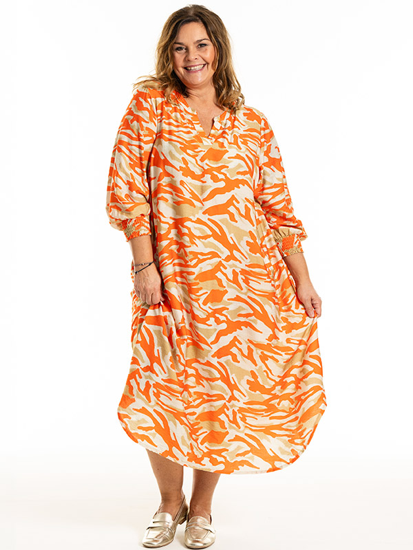 VALDIS - Plus Size Kjole fra Gozzip
