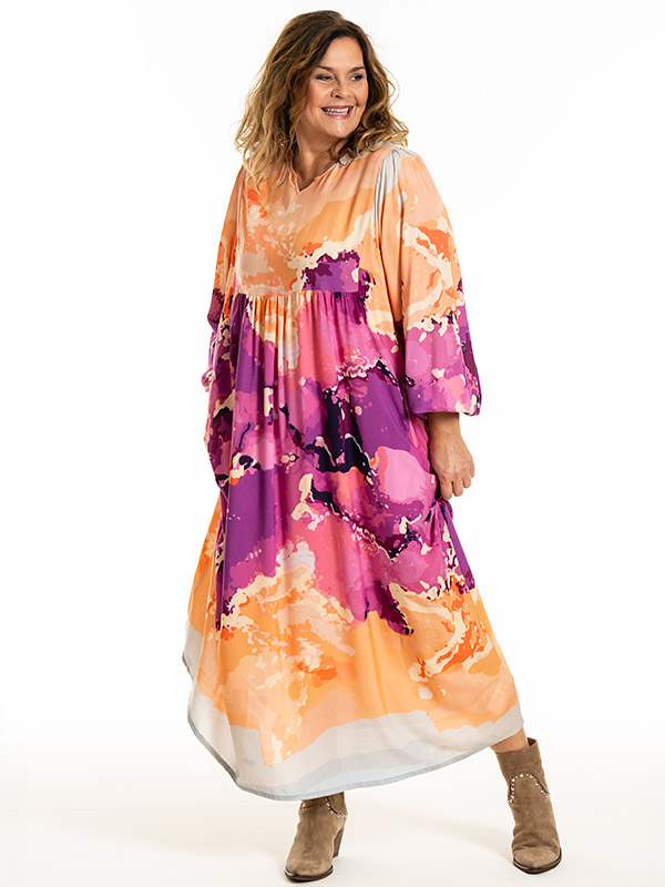 BETINE - Plus Size Kjole fra Gozzip