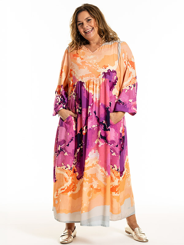 BETINE - Plus Size Kjole fra Gozzip