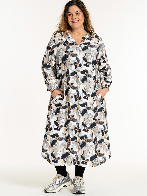VALDIS - Plus Size Kjole fra Gozzip