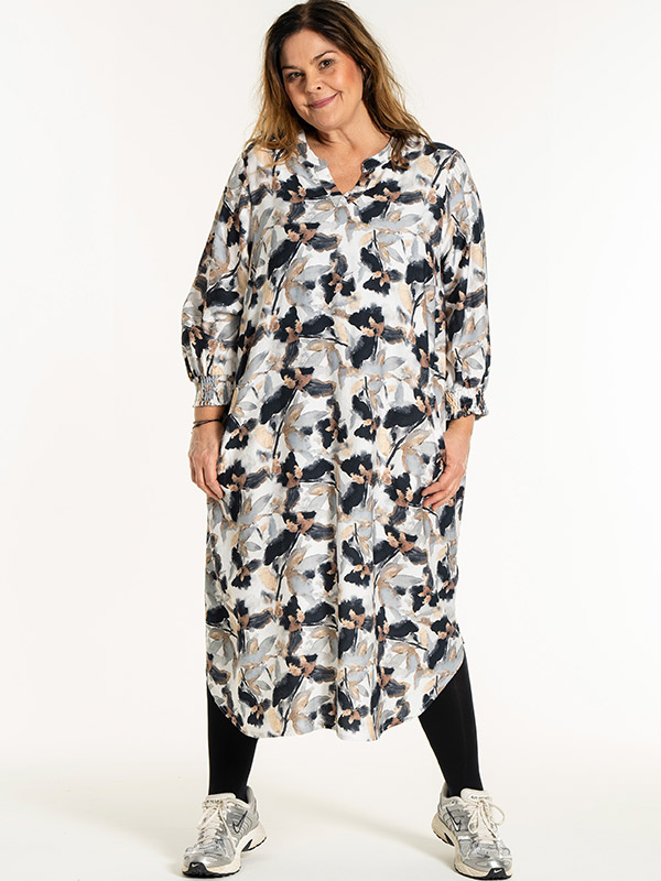 VALDIS - Plus Size Kjole fra Gozzip