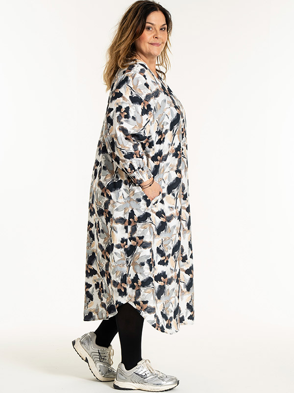 VALDIS - Plus Size Kjole fra Gozzip
