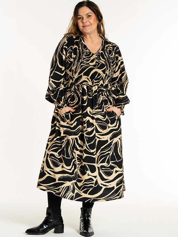 GITT - Plus Size Kjole fra Gozzip