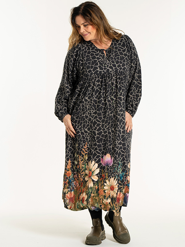 ILSE - Plus Size Kjole fra Gozzip