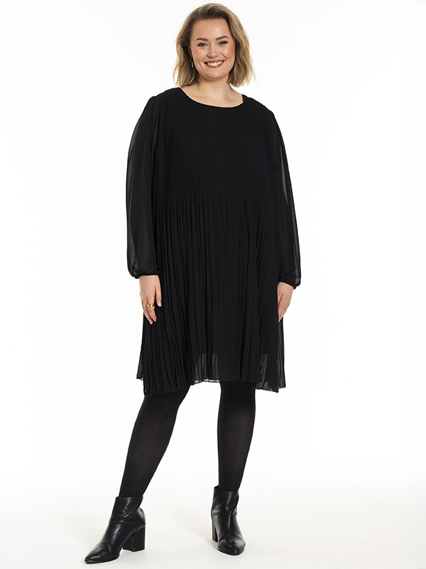 GBENEDIKTE - Plus Size Kjole fra Gozzip