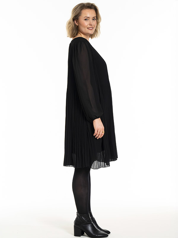 GBENEDIKTE - Plus Size Kjole fra Gozzip