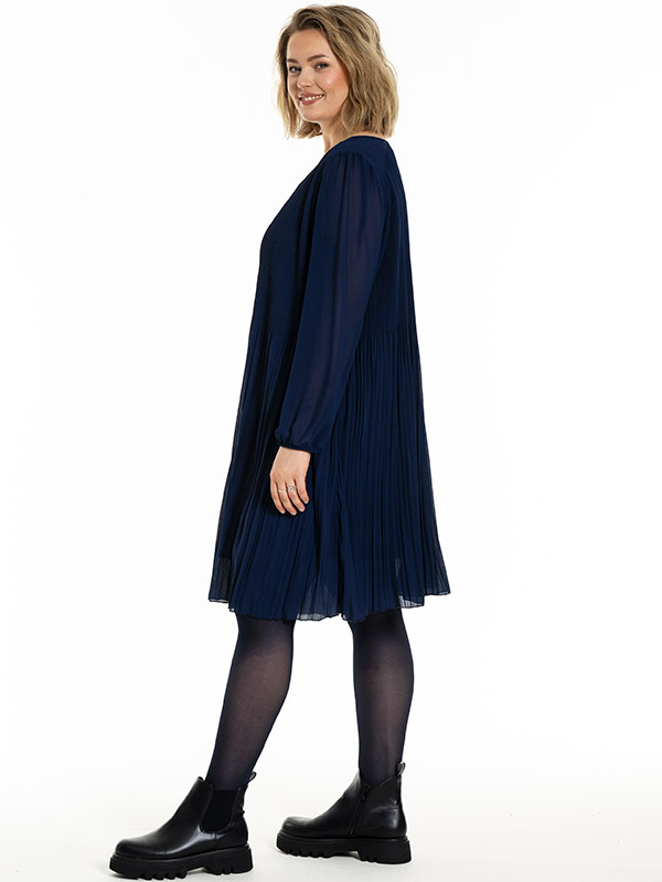 GBENEDIKTE - Plus Size Kjole fra Gozzip