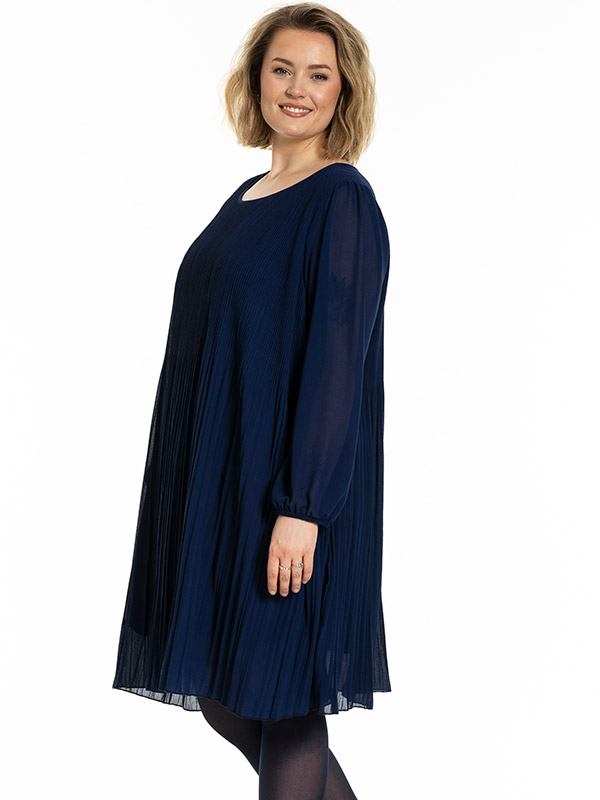 GBENEDIKTE - Plus Size Kjole fra Gozzip