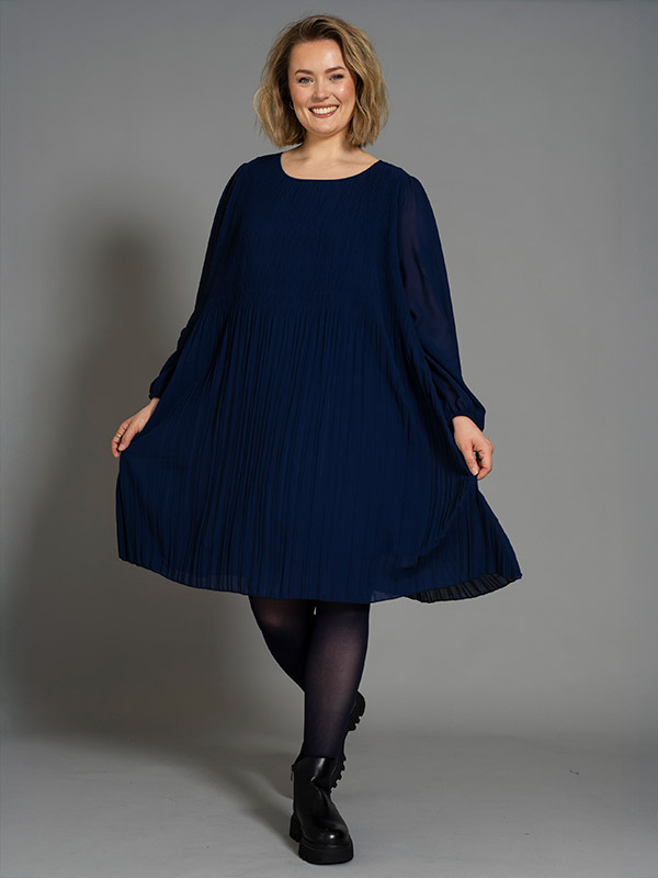 GBENEDIKTE - Plus Size Kjole fra Gozzip