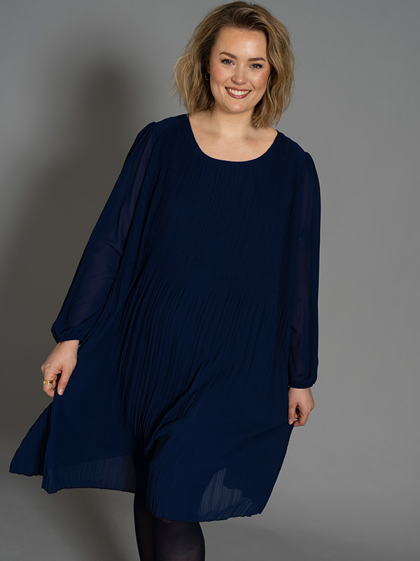 GBENEDIKTE - Plus Size Kjole fra Gozzip