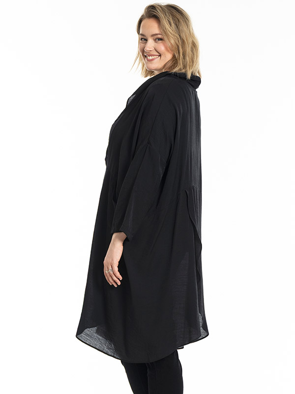 GESTER - Plus Size Kjole fra Gozzip