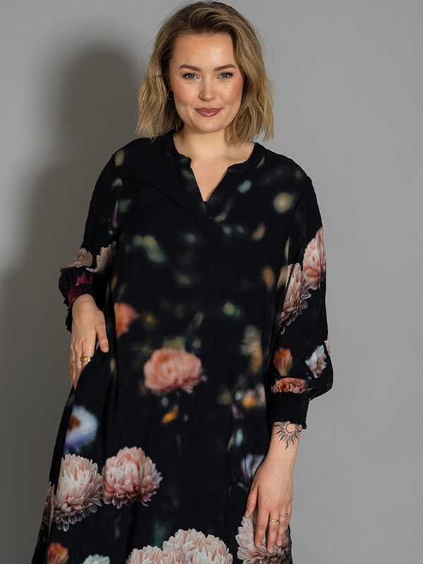 GVALDIS - Plus Size Kjole fra Gozzip