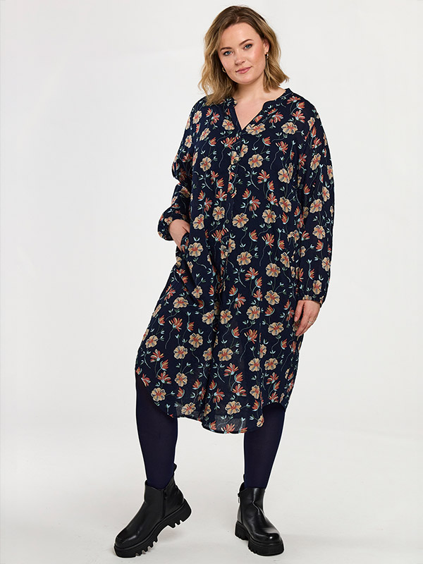 GANJA - Plus Size Kjole fra Gozzip