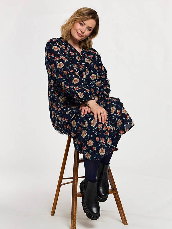 GANJA - Plus Size Kjole fra Gozzip