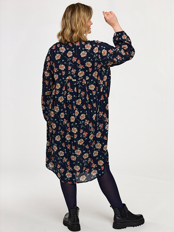 GANJA - Plus Size Kjole fra Gozzip