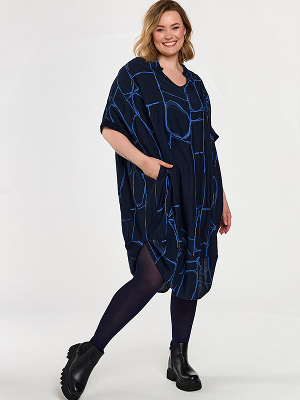 GJASMIN - Plus Size Kjole fra Gozzip