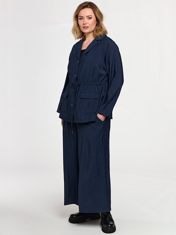 GMELLA - Plus Size Jakke fra Gozzip